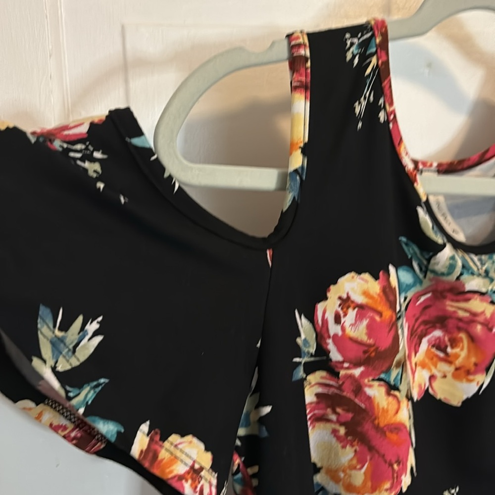 COLD SHOULDER TOP W/ ROSES - Picture 2 of 4